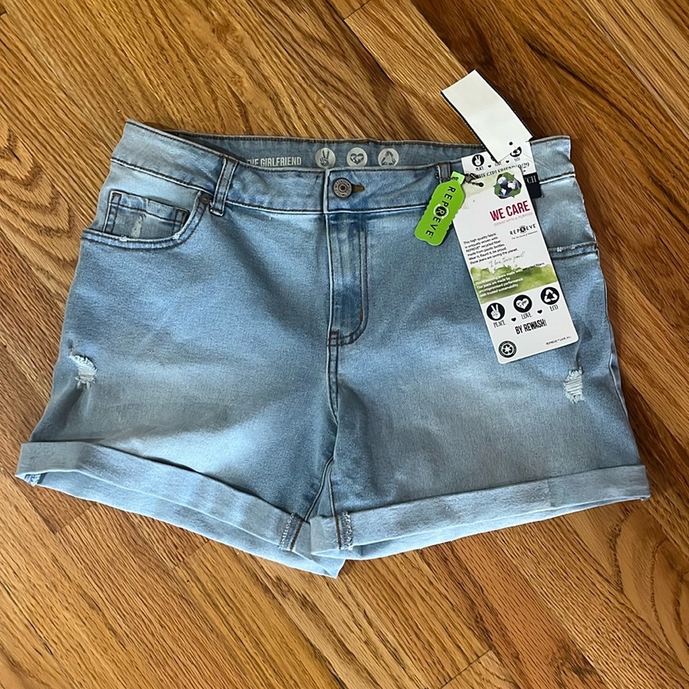 Womens mid rise 9/29 Jean shorts
